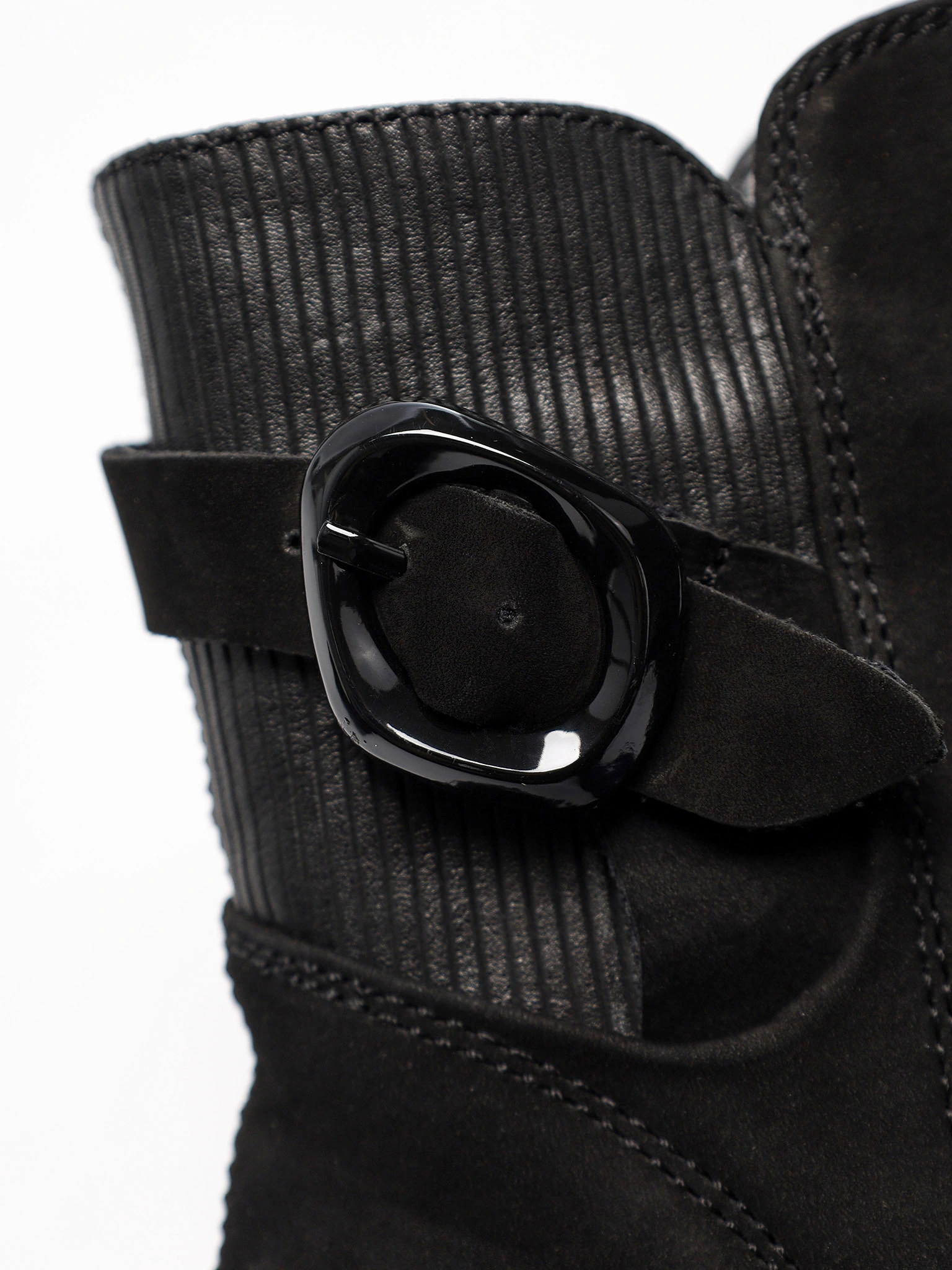 Ботинки черного цвета на широком среднем каблуке